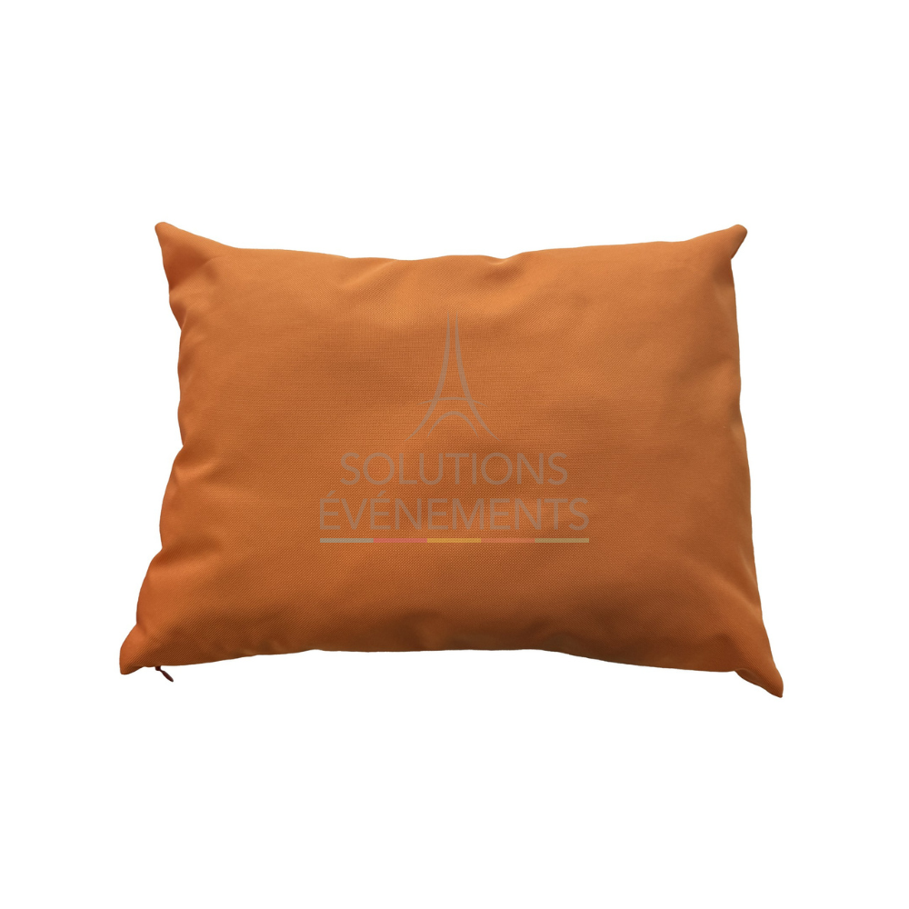 Location coussin orange en tissu décoratif